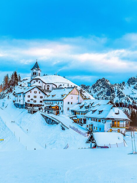 Foto menschen, die auf einer schneebedeckten landschaft ski fahren