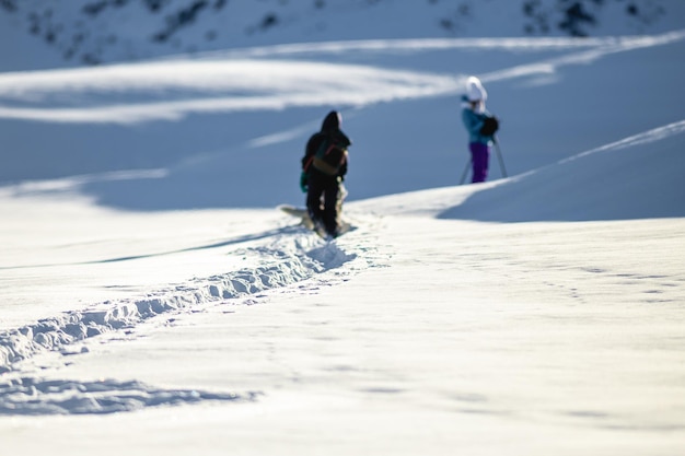 Menschen, die auf schneebedecktem Land laufen