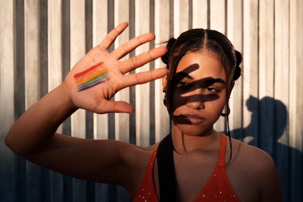 Foto menschen, die die feierlichkeiten des pride-monats genießen