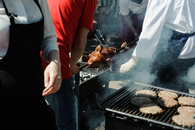 Menschen, die draußen Essen zubereiten.