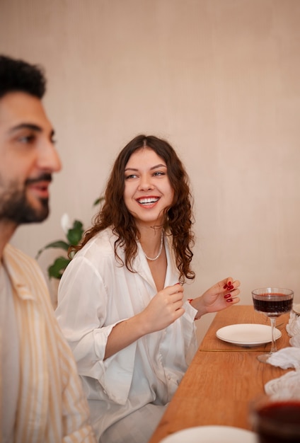 Menschen, die ein beiläufiges Mittagessen genießen, während sie Salsa tanzen