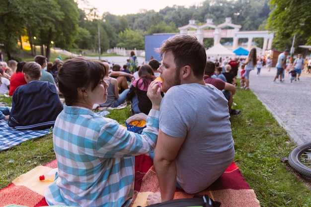 Foto menschen, die ein film im freiluftkino im stadtpark sehen