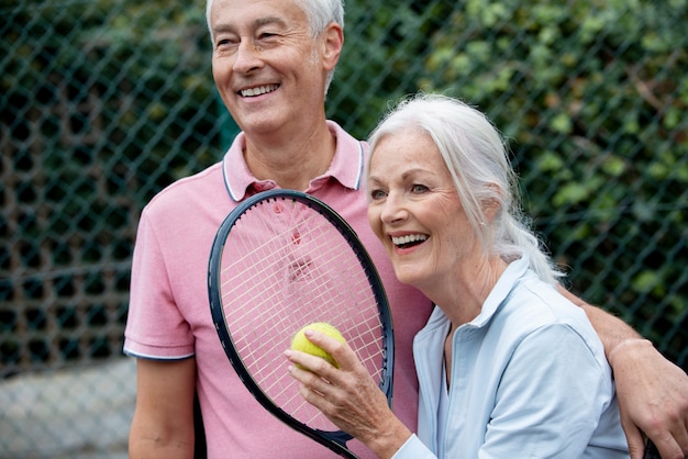 Foto menschen, die eine glückliche ruhestandsaktivität haben