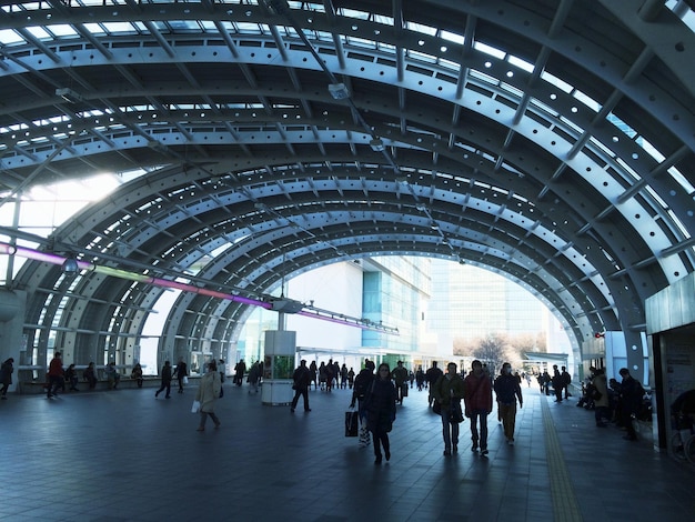 Menschen, die im Bahnhof Saitama-Shintoshin spazieren gehen