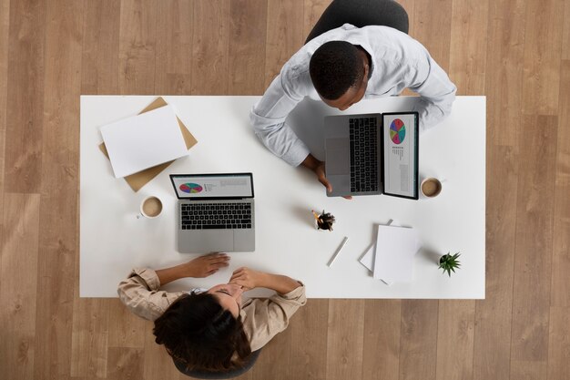 Foto menschen, die im büro arbeiten, liegen flach