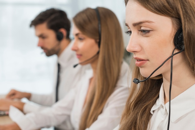 Foto menschen, die im callcenter arbeiten