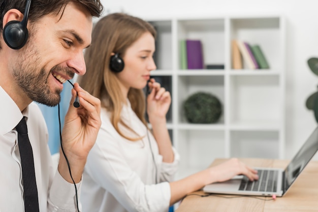 Foto menschen, die im callcenter arbeiten