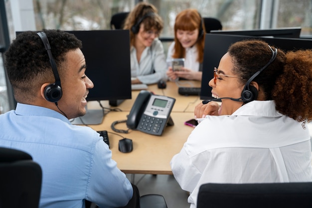 Foto menschen, die im callcenter arbeiten