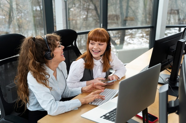 Foto menschen, die im callcenter arbeiten