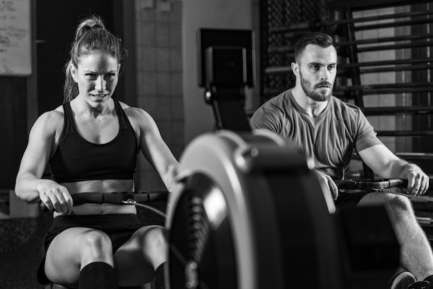 Foto menschen, die im fitnessstudio trainieren