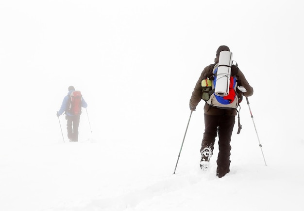 Foto menschen, die im schnee wandern