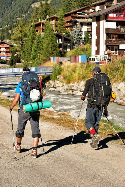 Menschen, die im Sommer in der Kurstadt Zermatt in der Schweiz Nordic Walking machen.