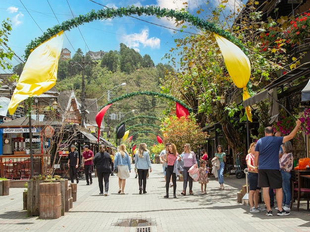 Menschen, die im touristischen Zentrum von Campos do Jordao Brasilien spazieren