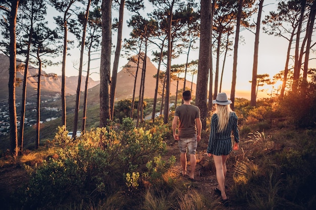 Foto menschen, die im wald spazieren gehen