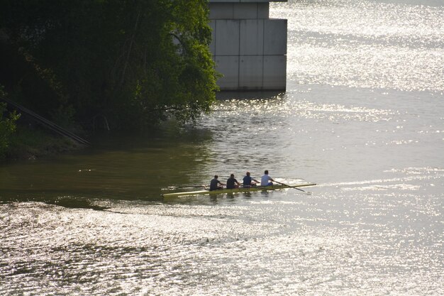 Foto menschen, die im wasser rudern