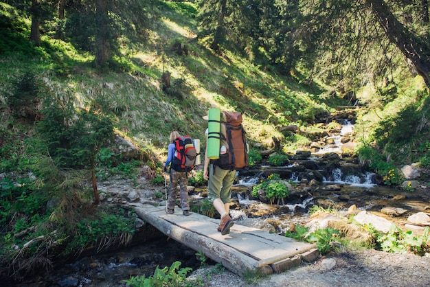 Menschen, die in den Karpaten wandern