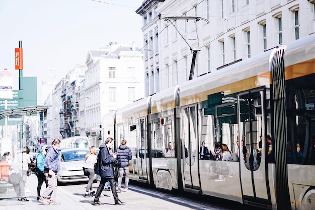 Menschen, die in der Stadt gegen den Himmel laufen