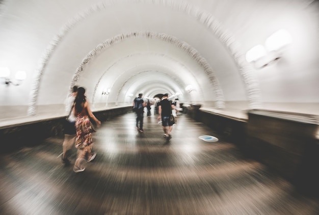 Foto menschen, die in einem beleuchteten korridor spazieren gehen