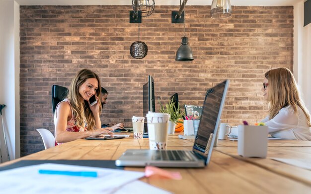 Menschen, die in einem Coworking-Büro arbeiten