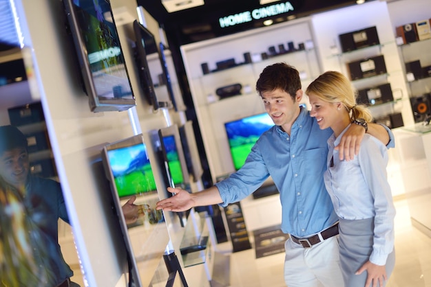 Foto menschen, die in einem elektronikgeschäft einkaufen