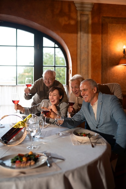 Foto menschen, die in luxuriösen restaurants essen