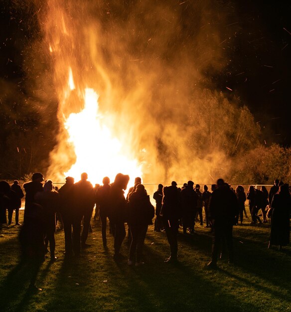 Menschen, die nachts ein Lagerfeuer beobachten