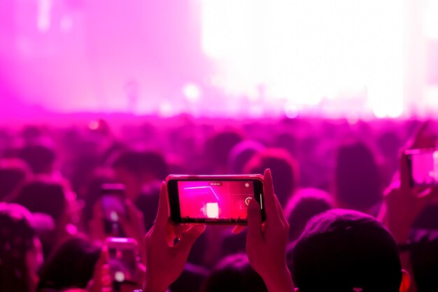 Foto menschen, die nachts fotografieren