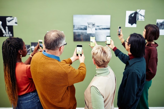 Menschen, die QR-Code in der Galerie scannen