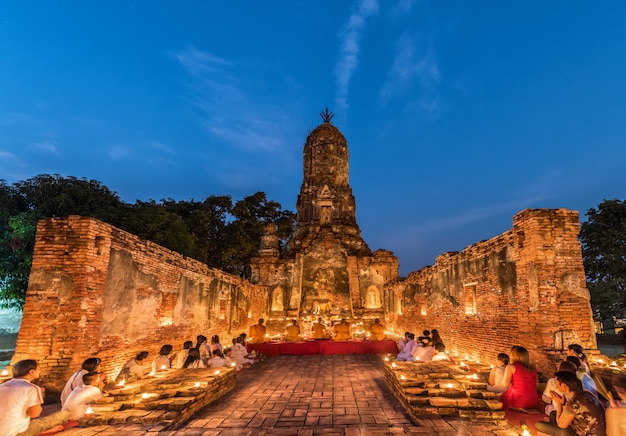 Menschen, die Respekt vor einem Mönch auf Ayutthaya beten.