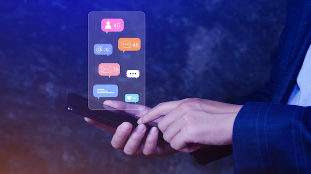 Menschen, die soziale Medien und digitale Online-Marketing-Konzepte auf Mobiltelefonen mit Symbolen wie Benachrichtigungen, Nachrichten und Kommentaren auf dem Smartphone-Bildschirm verwenden