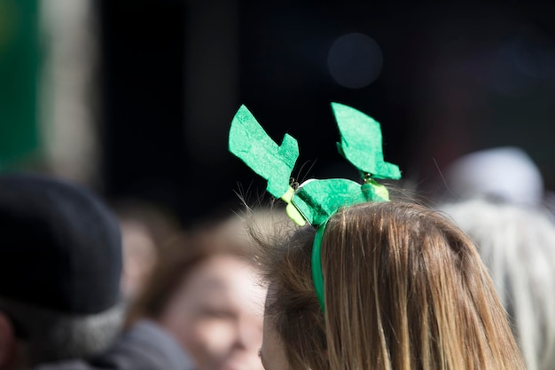 Menschen, die St. Patricks Day-Stirnbänder bei einer St. Patrick's Day-Veranstaltung tragen