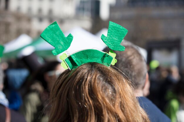 Menschen, die St. Patricks Day-Stirnbänder bei einer St. Patrick's Day-Veranstaltung tragen