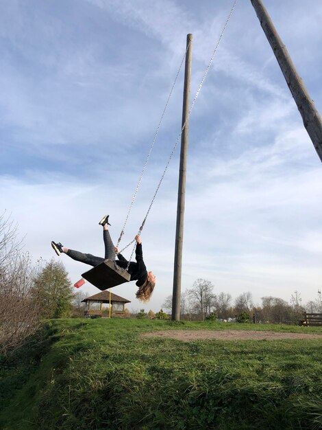 Foto menschen, die über dem feld gegen den himmel fliegen