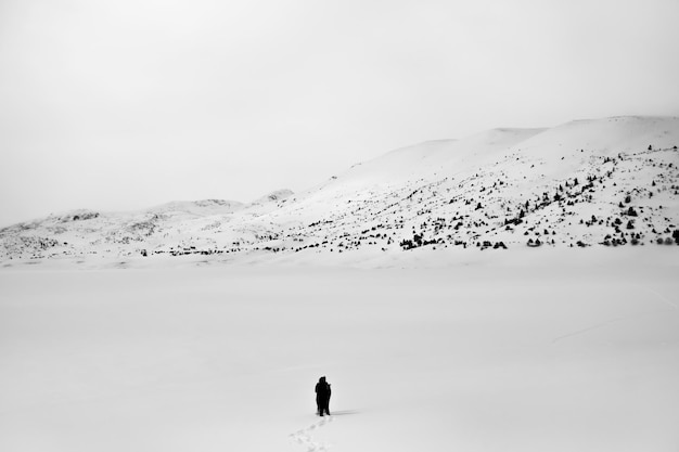 Menschen, die über tiefen Schnee laufen