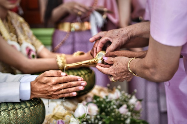 Menschen, die während der Hochzeitszeremonie traditionelle Kulturen aufführen