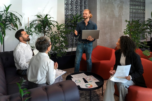 Menschen, die während des Arbeitstages im Büro miteinander interagieren