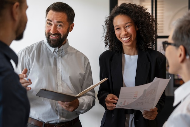 Menschen, die während des Arbeitstages im Büro miteinander interagieren