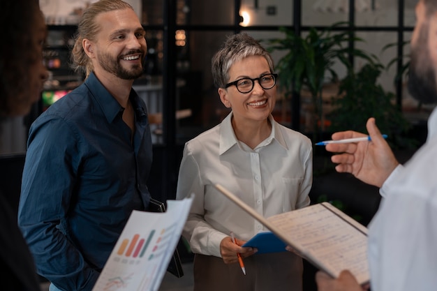 Menschen, die während des Arbeitstages im Büro miteinander interagieren