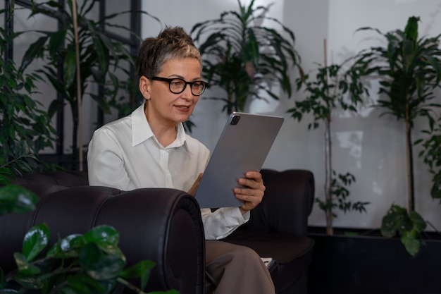 Menschen, die während des Arbeitstages im Büro miteinander interagieren