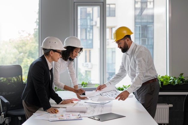 Menschen, die während des Arbeitstages im Büro miteinander interagieren