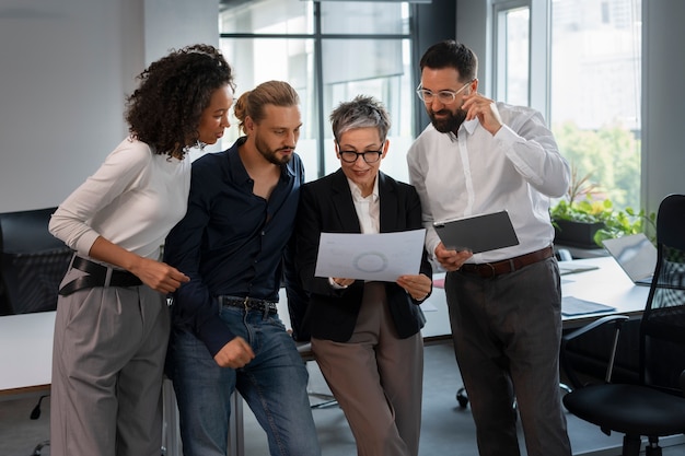 Menschen, die während des Arbeitstages im Büro miteinander interagieren