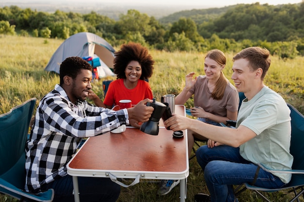 Menschen, die Zeit in der Natur verbringen, mittlere Aufnahme