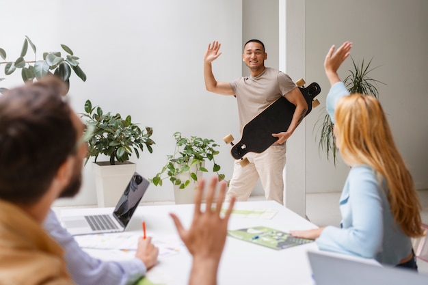 Foto menschen, die zusammen in einer tech-marke arbeiten