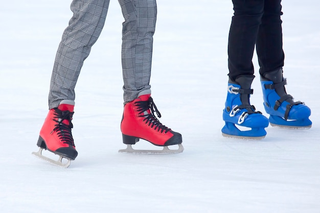 Menschen Eislaufen auf einer Eisbahn