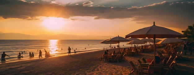 Menschen entspannen sich am Strand bei Sonnenuntergang am Meer in Griechenland