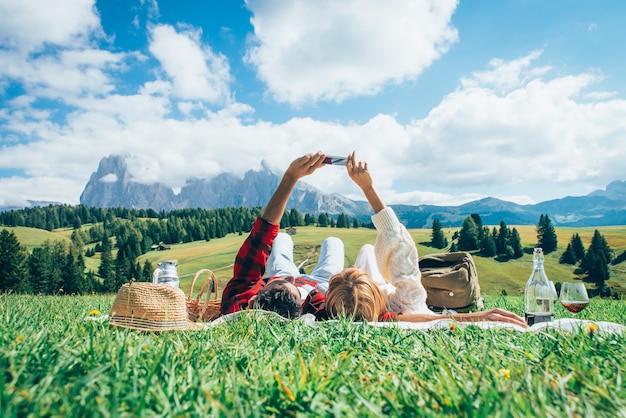 Foto menschen entspannen sich auf dem feld gegen den himmel