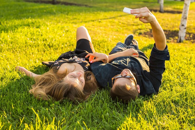 Foto menschen entspannen sich auf dem feld
