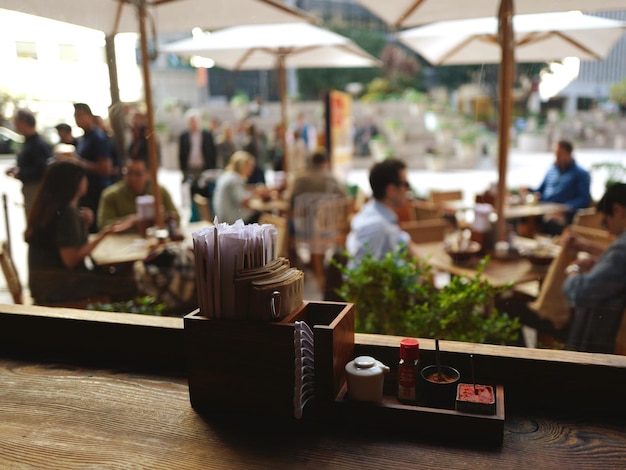 Menschen entspannen sich im Restaurant