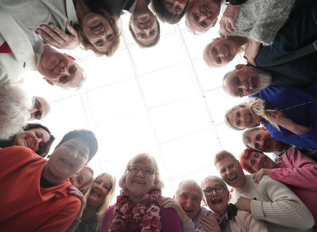 Foto menschen fausten zusammen kreis teamwork-konzept