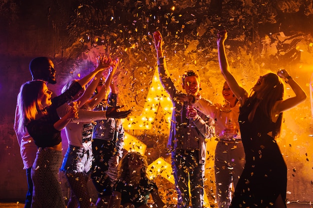 Menschen feiern nachts